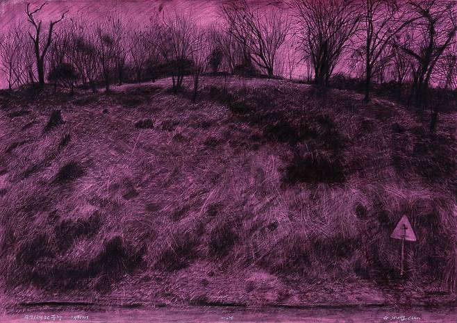 권승찬, 무기력한 풍경-매티재, 2025, 판화지에 아크릴릭, 목탄연필, 70.5×100㎝, ⓒ 권승찬. 전남도립미술관