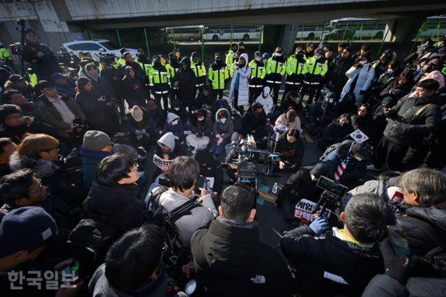 1월 2일 서울 용산구 한남동 대통령 관저 정문 앞 도로에 윤 대통령 지지자들이 스크럼을 짠 채 주저앉아 경찰의 해산 명령에 저항하고 있다. 하상윤 기자