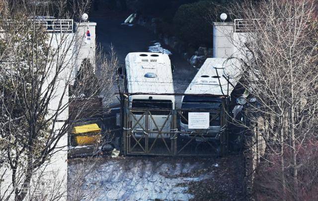 윤석열 전 대통령에 대한 2차 체포영장 집행을 앞둔 1월 12일 서울 용산구 한남동 대통령 관저 앞에 차 벽과 철조망이 설치돼 있다. 고영권 기자