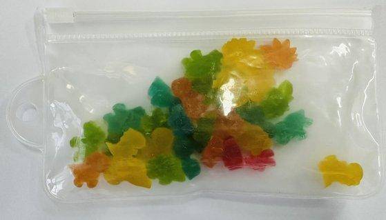 지난해 4월 한국인 남매가 태국 여행에서 사은품으로 받은 공룡 모양 대마 성분 함유 젤리. 연합뉴스 자료사진