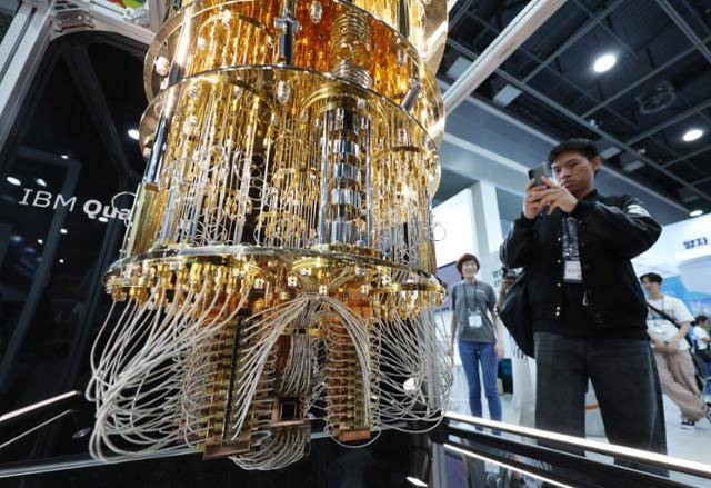 6월 24일 서울 서초구 aT센터에서 열린 '퀀텀 코리아 2025'를 찾은 한 관람객이 IBM의 초전도 양자컴퓨터 '퀀텀 시스템 원(Quantum System One)' 모형의 사진을 찍고 있다. 뉴시스