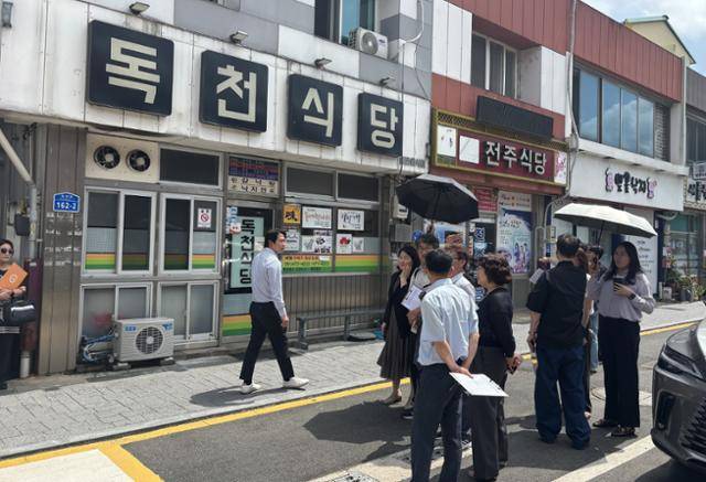 영암 독천낙지거리에서 남도음식 조사팀이 현장을 방문하고 있다. 전남도 제공