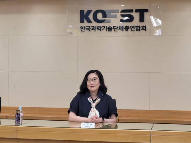 이수인 미국 워싱턴대 교수가 8일 서울 강남구 한국과학기술회관에서 기자들의 질문에 답하고 있다. 신혜정 기자