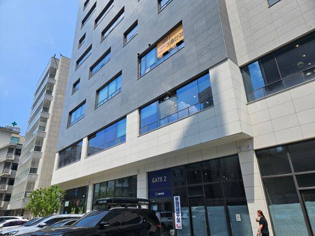 7일 경기 광주의 한 상가 건물 옥상에서 투신한 10대 여성이 행인 3명 위로 떨어져 1명이 숨지고 2명이 다쳤다. 본인도 심정지 상태로 병원으로 옮겨졌으나 숨졌다. 8일 투신 사고가 발생한 상가 건물 앞을 행인 1명이 지나고 있다. 이종구 기자