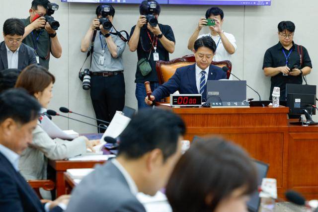 김영호 국회 교육위원회 위원장이 8일 오후 서울 여의도 국회에서 열린 제427회국회(임시회) 제1차 전체회의에서 의사봉을 두드리고 있다. 교육위는 오는 16일 이진숙 사회부총리 겸 교육부 장관 후보자 인사청문회를 실시할 예정이다. 뉴스1