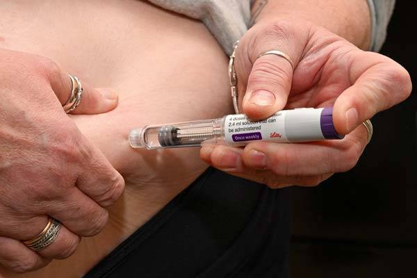 비만 환자가 배에 비만 치료제를 투여하는 모습/사진=클립아트코리아