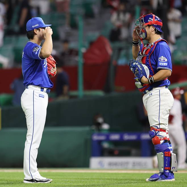 경례 세리머니를 하는 이호성과 강민호. 삼성 제공
