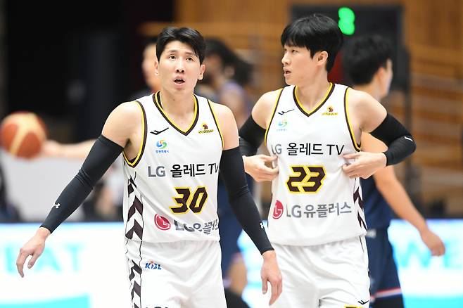 사진은 지난해 10월 KBL 컵대회 당시 LG 두경민(왼쪽)과 전성현의 모습. 사진=KBL