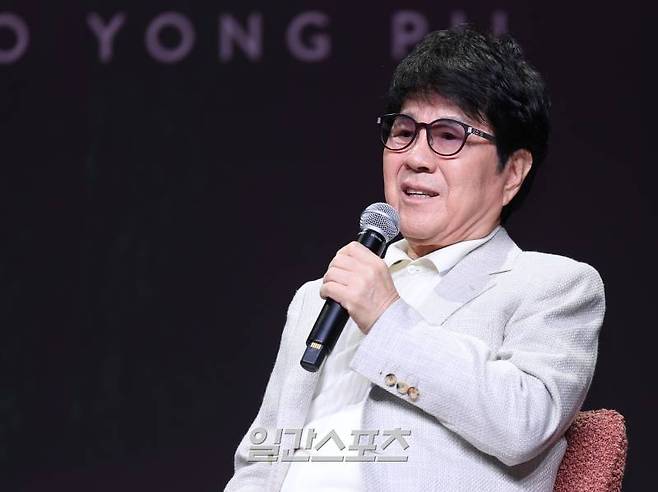 가수 조용필이 22일 오후 서울 용산구 블루스퀘어에서 열린 정규 20집 '20' 기자간담회에서 앨범 소개를 하고 있다. 타이틀곡 '그래도 돼' 호쾌한 전기기타, 청량감 넘치는 절창, 고해상도의 사운드가 어우러져 조용필만의 모던 록이다. 서병수 기자 qudtn@edaily.co.kr /2024.10.22/