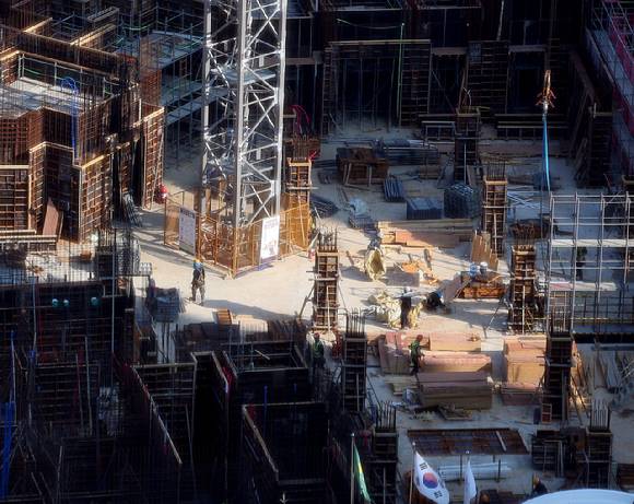 부산의 한 아파트 공사현장에서 노동자들이 작업을 하고 있다. [사진=연합뉴스]