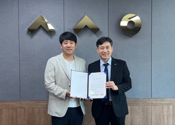 (왼쪽부터) 김지수 케어링 호남본부장, 김대삼 광주광역시사회서비스원 원장. [사진=케어링]