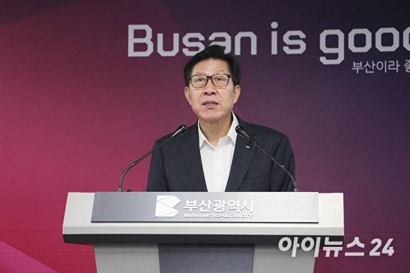 박형준 부산광역시장이 8일 부산광역시청에서 기자회견을 열고 노후계획도시정비 기본계획안을 발표하고 있다. [사진=정예진 기자]
