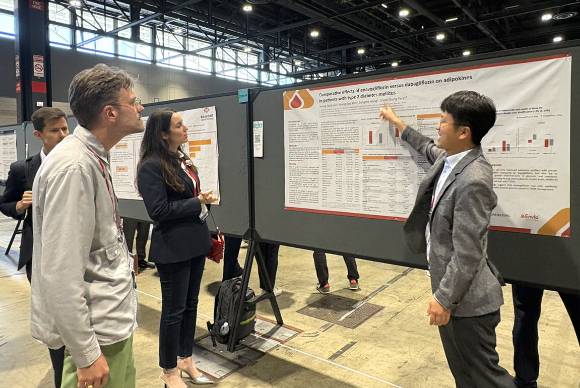 류영상 조선대학교 내분비대사내과 교수(맨 오른쪽)가 참관객에게 연구 결과를 설명하고 있다. [사진=대웅제약 제공]