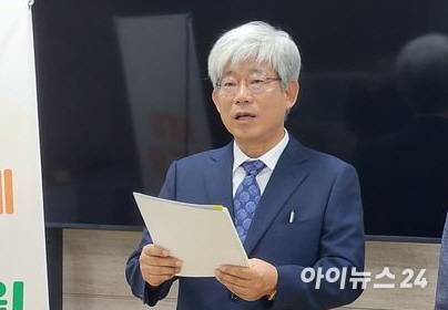 김성근 전 충북 부교육감이 8일 도교육청 브리핑룸에서 기자회견을 열고 있다. [사진=장예린 기자]