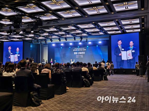 김종일 삼양컴텍 대표이사가 8일 서울 용산구 그랜드 하얏트 호텔에서 열린 제1회 방위산업의 날 기념식에서 동탑 산업훈장을 받고 있다. [사진=최란 기자]