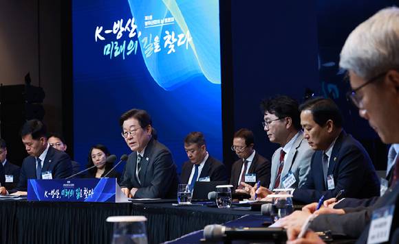 이재명 대통령이 8일 서울 그랜드 하얏트 호텔에서 열린 방위산업의 날 토론회를 주재하고 있다. 2025.7.8 [사진=연합뉴스]