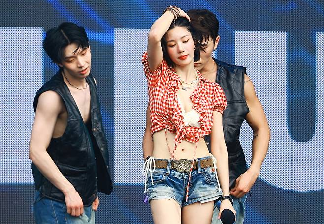 가수 권은비가 6일 킨텍스 야외 글로벌 스테이지에서 열린 '워터밤 서울 2025' 공연에 참석해 무대를 선보이고 있다. [사진=더블앤(W&)]