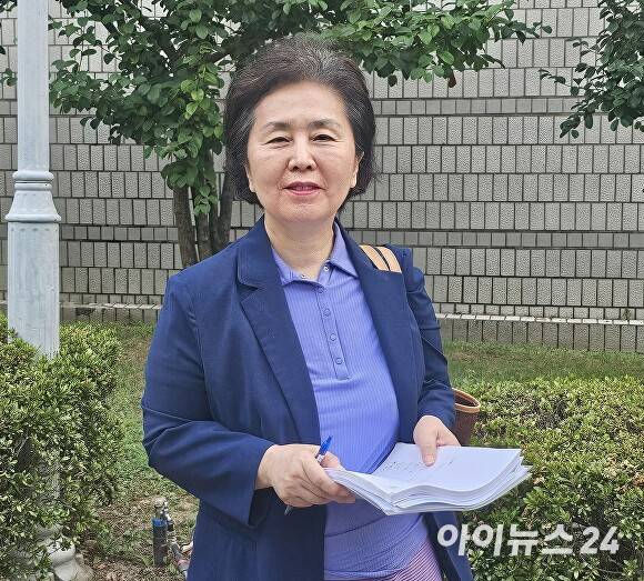 김영선 전 의원이 지난 7일 창원지법에서 재판을 마친 뒤 법원을 나서고 있다. [사진=임승제 기자]