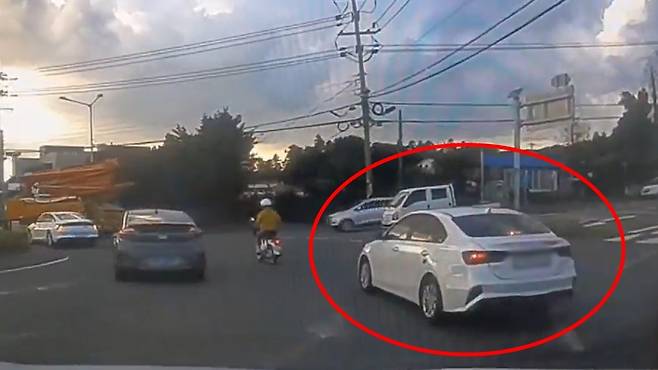 보험사기범이 탄 렌터카(빨간 원)가 고의로 교통사고를 내기 위해 피해 차량으로 다가오는 모습 (사진, 제주경찰청)