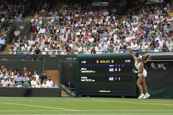 윔블던이 올해 인-아웃 판정에 ‘AI 심판’을 도입하면서 원래 전광판 옆에 서 있던 선심의 모습이 경기장에서 사라졌다. [AP=연합뉴스]