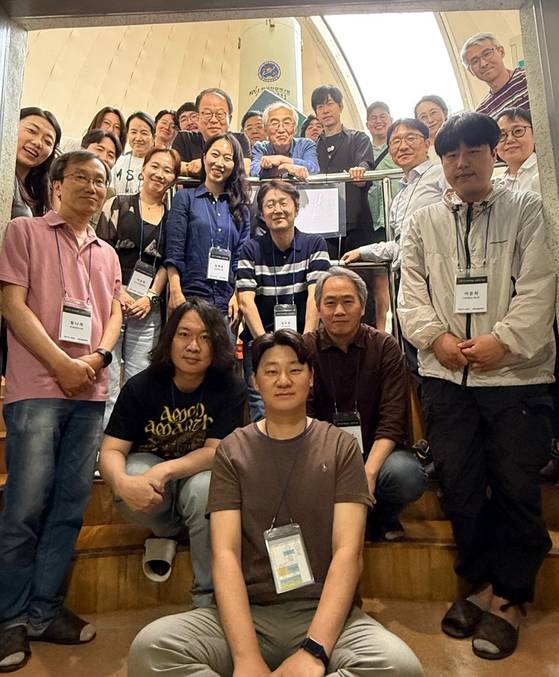 소백산천문대 천체망원경 돔에 모인 참석자들. [사진 한국천문연구원]