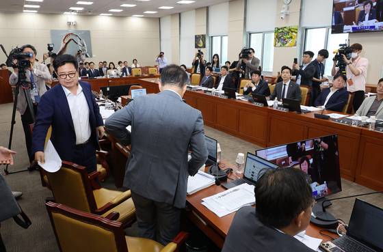 7일 국회 과학기술정보방송통신위원회 전체회의에서 국민의힘 의원들이 ‘방송3법’ 관련 의사진행에 항의하며 퇴장하고 있다. [연합뉴스]