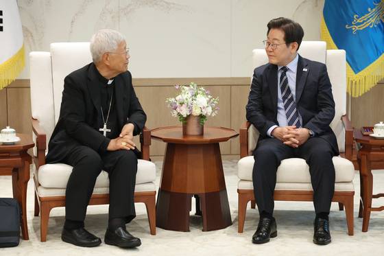 이재명 대통령이 7일 대통령실에서 유흥식 추기경을 접견하고 있다. 이 대통령이 종교계 인사를 만난 것은 이번이 처음이다. [사진 대통령실사진기자단]