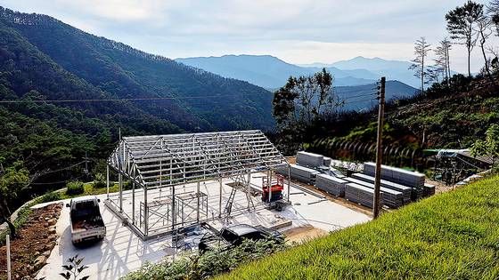 7일 오후 경남 산청군 시천면 중태마을에서 산불 피해 주택 복구 작업이 이뤄지고 있다. 안대훈 기자