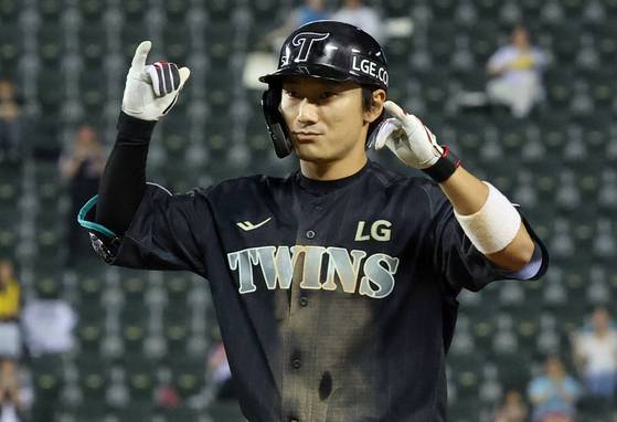 신민재는 시즌 초반 선두 질주 이후 주춤한 LG 타선의 든든한 버팀목 역할을 하고 있다. 안타 직후 세리머니하는 신민재. 뉴스1