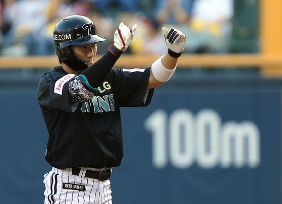 신민재는 시즌 초반 타격 부진을 딛고 불방망이를 휘두르며 시즌 타율 3할 고지에 올랐다. 뉴스1