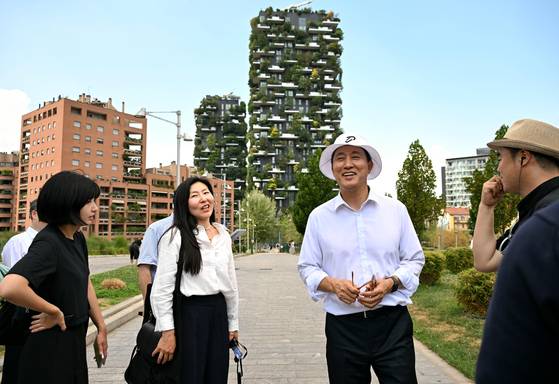 오세훈 서울시장이 지난 4일(현지시간) 이탈리아 밀라노에서 밀라노의 도시 혁신 대표사례로 손꼽히는 '포르타 누오바' 지구를 방문해 둘러보고 있다. [사진 서울시]