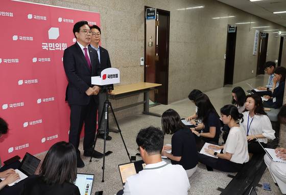 국민의힘 송언석 비상대책위원장 겸 원내대표가 8일 국회에서 윤상현 의원실 압수수색 등과 관련해 백브리핑을 통해 입장을 밝히고 있다. 연합뉴스