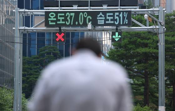 서울 기온이 근대적인 기상관측을 시작한 이래 7월 상순 기온으론 역대 최고치를 기록한 8일 서울 시내의 한 스크린에 '온도 37도'가 표시돼 있다. 연합뉴스