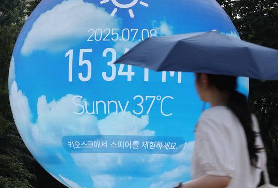폭염 경보가 발효 중인 8일 서울 송파구 한 조형물에 현재 온도가 37도로 표시돼 있다. 연합뉴스