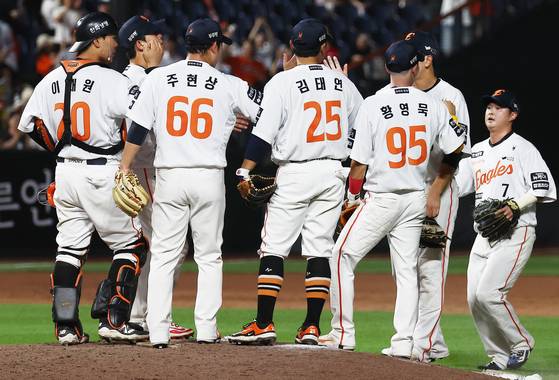 8일 KIA전 승리 후 기뻐하는 한화 선수들. 연합뉴스