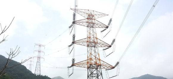 765㎸ 송전탑이 흐르고 있는 횡성군 갑천면 병지방리 전경. 높이 100m에 달하는 송전철탑 전경이 위화감을 주고 있다.