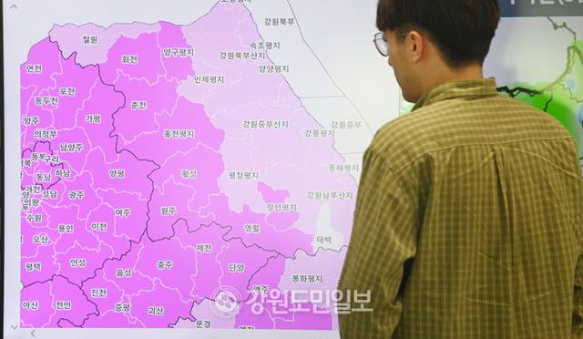 ▲ 기록적인 폭염이 연일 계속되는 가운데 8일 춘천기상대에서 관계자가 폭염특보 현황판을 살펴보고 있다. 방도겸 기자