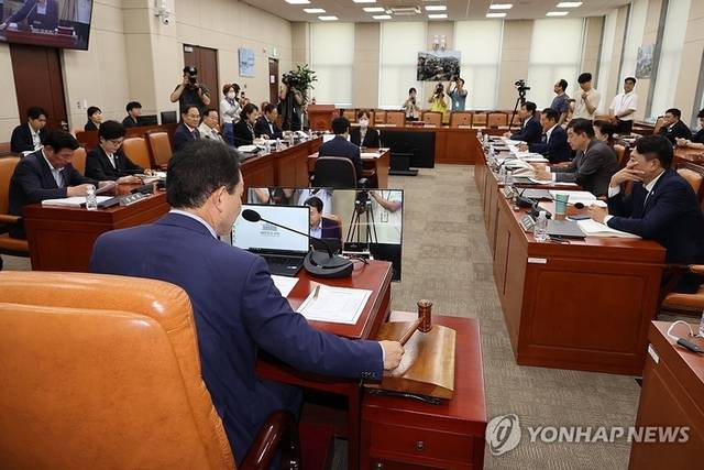 ▲ 8일 국회 국방위원회 전체회의에서 안규백 국방부 장관 후보자에 대한 인사청문회 실시계획서 채택의 건이 상정되고 있다. 연합뉴스