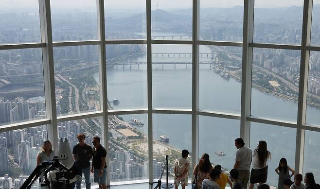 서울 잠실 롯데월드타워 전망대 서울스카이에서 바라본 성동구, 동작구, 영등포구 등 일대 모습. 사진=김범준 기자