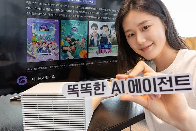 모델이 지니 TV AI 에이전트의 자연스러운 대화 응답 기능을 소개하고 있다. 사진=KT