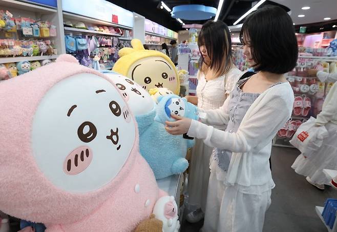 지난달 29일 서울 마포구 동교동의 한 소품샵을 찾은 고등학생들이 캐릭터 상품을 살펴보고 있다./사진=이솔 기자