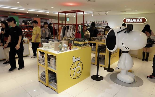 지난 4월 신세계백화점 강남점에서 진행된 ‘피너츠’ 75주년 기념 팝업 현장./사진=신세계백화점 제공