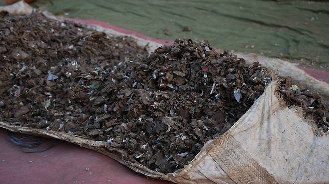 감핑안 마을 한 집 앞에서 젖은 종이 쓰레기를 포대 위에서 말리고 있다. 유혜민 감독 제공