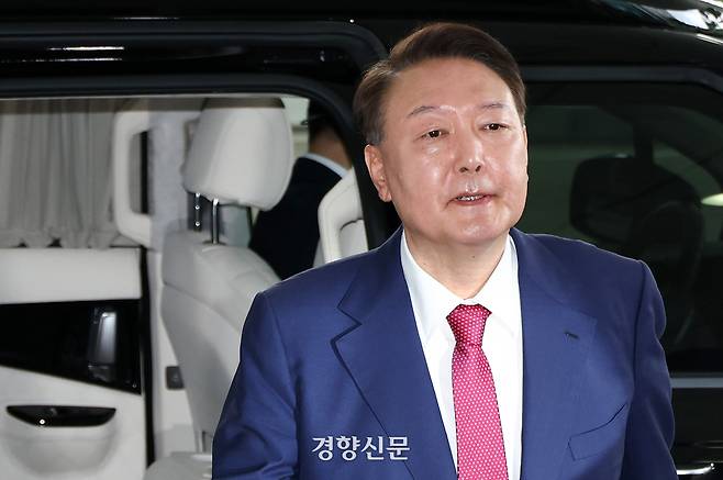 윤석열 전 대통령이 지난 5일 오전 서울 서초구 서울고검 청사에 마련된 ‘내란 특검’ 사무실에 피의자 신분으로 출석하고 있다. 문재원 기자