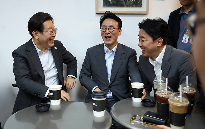 이재명 대통령과 김민석 국무총리, 강훈식 대통령비서실장이 8일 용산 대통령실 직원 식당에서 식사 후 매점에서 만난 기자들과 차를 마시며 대화하고 있다. 대통령실통신사진기자단