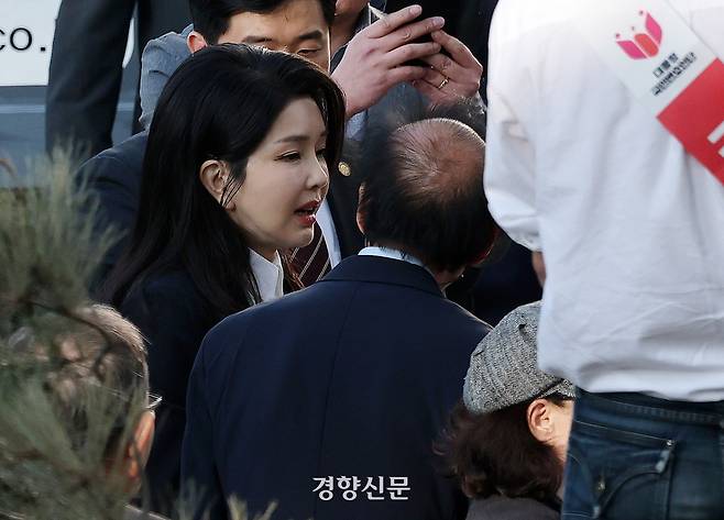 윤석열 전 대통령 부인 김건희 여사가 11일 한남동 관저를 퇴거해 사저인 서울 서초구 아크로비스타로 들어서고 있다. 정효진 기자