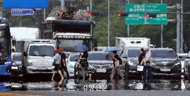 8일 폭염 경보가 발효 중인 서울 여의도 여의대로에 아지랑이가 피어오르고 있다. 2025.7.8 권도현 기자