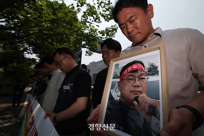 건설노조 관계자들이 8일 대통령실 인근에서 기자회견을 열고 고 양회동씨 분신 사건의 재수사를 촉구하고 있다. 정효진 기자