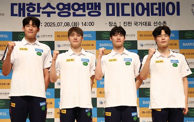 남자 계영 대표팀 김영범, 김우민, 황선우, 이호준(왼쪽부터)이 2025 세계선수권대회를 앞두고 8일 진천선수촌에서 열린 미디어데이 행사에서 선전을 다짐하고 있다. 진천 | 연합뉴스