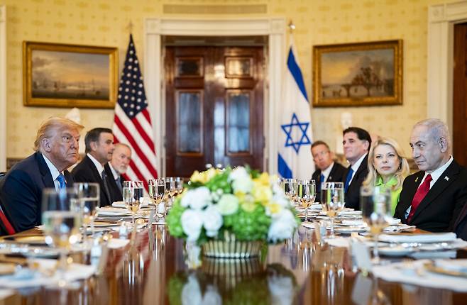 도널드 트럼프 미국 대통령과 베냐민 네타냐후 이스라엘 총리(앞줄 오른쪽)가 7일(현지시간) 워싱턴 백악관 블루룸에서 열린 만찬에 참석하고 있다. EPA연합뉴스